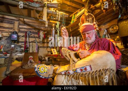 Erfurt, Allemagne. 22 août, 2014. Guentherodt Falk trappeur mocassins réparations à Erfurt, Allemagne, 22 août 2014. Il exploite son propre Zoo Indianercamp Erfurt (Native American Camp), où il a également vécu pendant de nombreuses années. Photo : MICHAEL REICHEL/dpa/Alamy Live News Banque D'Images