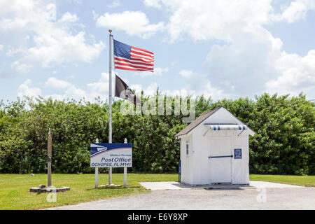 Petit bâtiment de Ochopee USPS autostables, la Floride est connue comme le plus petit bureau de poste dans la United States, FL, 33141, USA. Banque D'Images