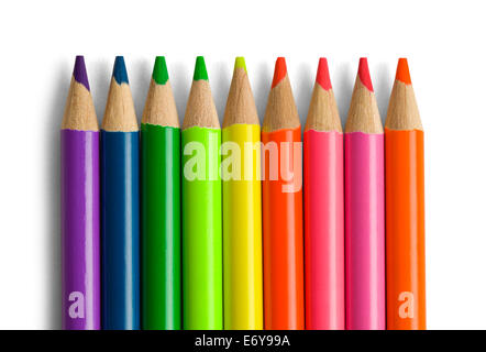 Plusieurs Crayons de couleur lumineux alignés isolé sur fond blanc. Banque D'Images