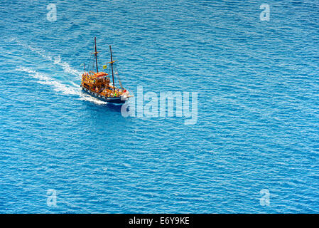 OIA, Santorin, GRÈCE - 22 juillet 2014 : les touristes sont tout simplement profiter d'une excursion en bateau sur la mer Méditerranée, à Santorin, Grèce Banque D'Images