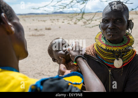 Une équipe de vaccination mobile visite un petit village Turkana par le lac Turkana et vaccine les nourrissons et les petits bébés. Banque D'Images