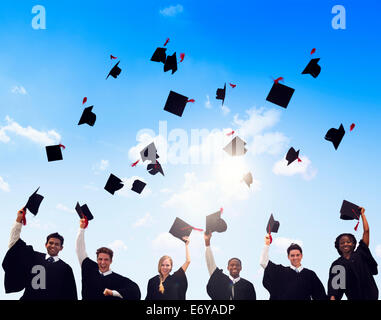 Groupe d'étudiants internationaux divers célébrer l'obtention du diplôme Banque D'Images