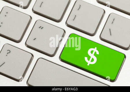 Close Up of Green clé de l'argent avec de l'argent symbole sur un clavier. Banque D'Images