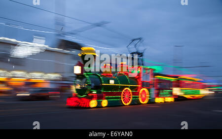 Trolleybus, trolleybus à Blackpool, Lancashire, Royaume-Uni. 1er septembre 2014. Tramway Rocket Illuminations aux illuminations Displays et sentiers de circulation aux Blackpool Lights 2014. Banque D'Images