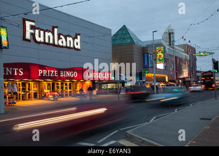 Illuminations du trafic à Blackpool, Lancashire, Royaume-Uni. 1er septembre 2014. Les véhicules et les entreprises, d'affichage lumineux et de trafic sur des sentiers de promenade du front de mer, Blackpool Lights 2014. Banque D'Images