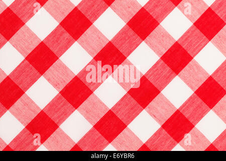 Grande table à carreaux rouges et blancs de fond en tissu. Banque D'Images