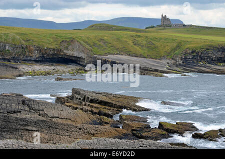 Littoral atlantique robuste de Mullaghmore Head, Comté de Sligo, Irlande montrant vague cut & plate-forme bay head beach. Banque D'Images