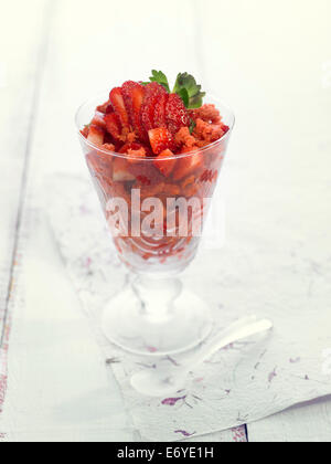 Salade de fruits aux fraises granité à la tomate Banque D'Images