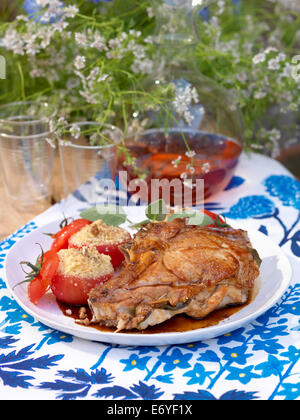 Veau à la tomate gorgonzola avec crumble salé Banque D'Images