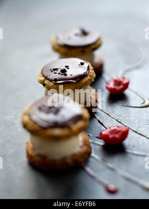 Profiterole-style chocolate cookie et sa glace vanille dessert Banque D'Images