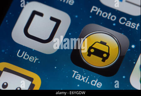 Schwerin, Allemagne. 09Th Nov, 2014. ILLUSTRATION - An illustrated photo montre le logo de l'application téléphone mobile 'Uber' à côté du logo d'un service de taxi sur un smartphone à Schwerin, Allemagne, 02 septembre 2014. Covoiturage controversée Uber service est pour le moment interdit d'offrir ses services en Allemagne. Le tribunal de district Frankfurt Main a émis une injonction provisoire dans une procédure d'été. Photo : JENS BUETTNER/DPA/Alamy Live News Banque D'Images