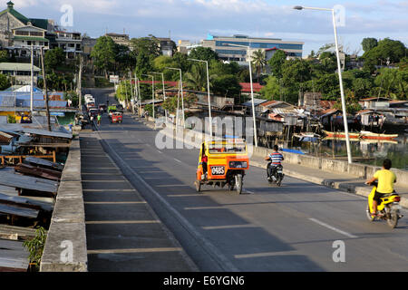 Motos taxis et transports sur le pont séparant les îles de Bohol et Panglao aux Philippines Banque D'Images