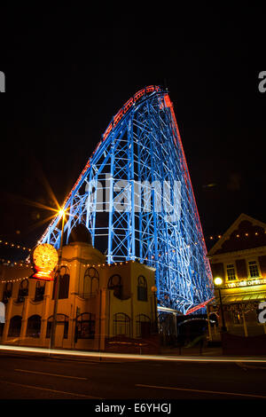 Blackpool, Lancashire, Royaume-Uni. 1er septembre 2014. Une grande affiche et des sentiers de montagnes russes de trafic à Pleasure Beach Blackpool Lights,2014. Banque D'Images