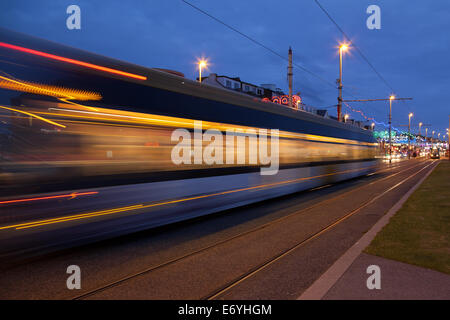 Déplacement de tramways à Blackpool, Lancashire, Royaume-Uni. 1er septembre 2014. Affichages et pistes de trafic aux illuminations de Blackpool Lights 2014. Banque D'Images