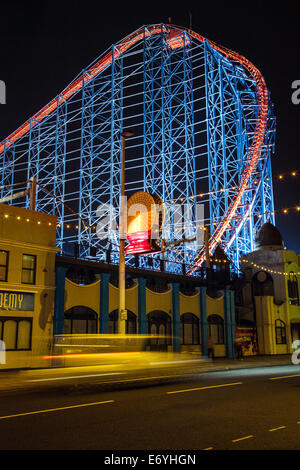 Blackpool, Lancashire, Royaume-Uni. 1er septembre 2014. Big One Rollercoaster la nuit ; expositions et sentiers de circulation à Blackpool Pleasure Beach, lumières illuminations Banque D'Images