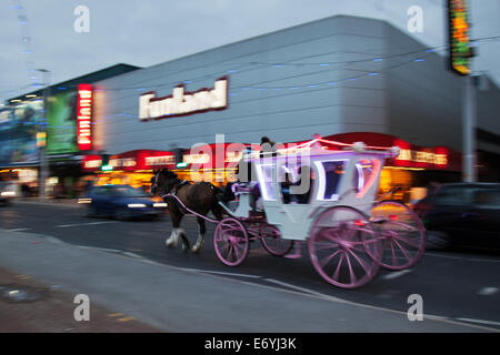 Blackpool, Lancashire, Royaume-Uni. 1 septembre 2014. Les passagers des voitures Cendrillon sur le thème de la princesse qui voyagent sur le front de mer et les sentiers de circulation à Blackpool Lights 2014. Banque D'Images