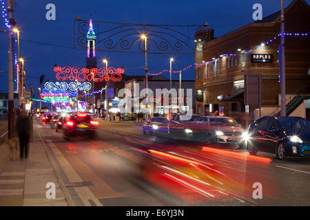 Illuminations du trafic à Blackpool, Lancashire, Royaume-Uni. 1er septembre 2014. Les véhicules et les entreprises, d'affichage lumineux et de trafic sur des sentiers de promenade du front de mer, Blackpool Lights 2014. Banque D'Images