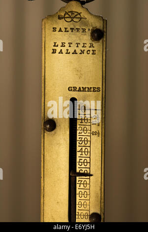 Le mécanisme à ressort à l'ancienne pour le pesage des lettres pour calculer les frais d'envoi Banque D'Images