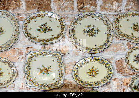 Italie Puglia Alberobello poterie artistique traditionnel de grande qualité strictement décorée à la main dans l'atelier de Cosmo Matarrese Banque D'Images