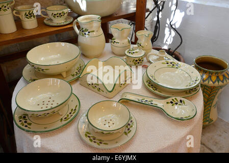 Italie Puglia Alberobello poterie artistique traditionnel de grande qualité strictement décorée à la main dans l'atelier de Cosmo Matarrese Banque D'Images