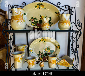 Italie Puglia Alberobello poterie artistique traditionnel de grande qualité strictement décorée à la main dans l'atelier de Cosmo Matarrese Banque D'Images