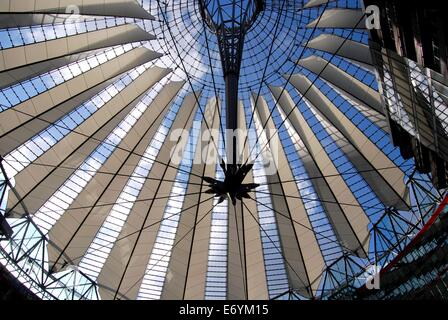 BERLIN, ALLEMAGNE : toit elliptique en fibre de verre avec voiles blanches conçu par Helmut Jahn au Sony Center de Berliner Platz Banque D'Images