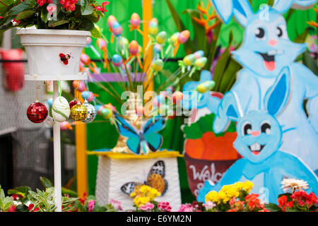 Dangling œufs de Pâques et de noël dans un joli jardin à événement tenu à FLORIA Putrajaya, Malaisie. Banque D'Images