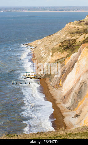 Multi-couleur sable Éocène falaises d'Alum Bay, île de Wight, utilisé pour la couche de sable souvenirs touristiques, et point de vue sur le Solent Banque D'Images
