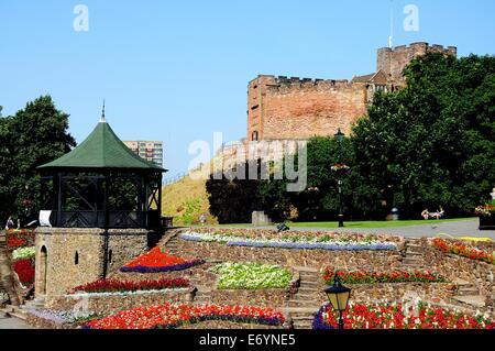 Vue sur le château et les jardins avec le château normand du kiosque à l'arrière, Tamworth, Staffordshire, Angleterre, Royaume-Uni, Europe. Banque D'Images