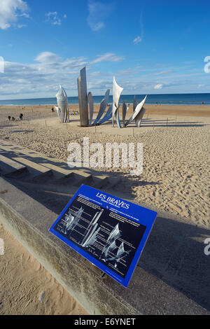 Omaha Beach, Normandie, France, incluant la sculpture commémorative 'Les Braves' par artiste Anilore Banon Banque D'Images