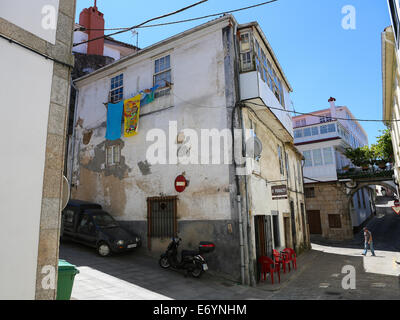 Bar local dans centre historique, avec des balcons en verre typique dans la ville Betanzos, Galice, Espagne. Banque D'Images
