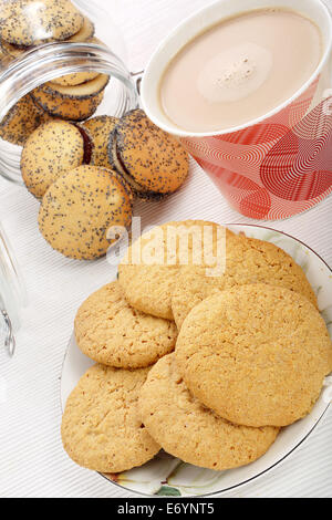 Graines de pavot sucré biscuits sablés avec de la confiture dans un bocal et tasse de café Banque D'Images