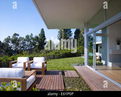 Coin salon extérieur sur terrasse en bois de Westridge House, Bel Air, en Californie, USA. Banque D'Images