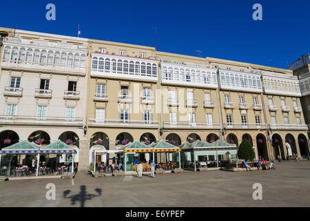 La Coruna, ESPAGNE - 30 juillet 2014 : vue sur la célèbre architecture avec balcons en verre à côté de l'hôtel de ville à la place de Maria Pita Banque D'Images
