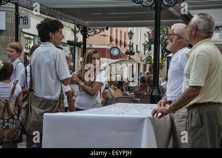 Gibraltar. 2e Septembre, 2014. Les membres du public ont continué aujourd'hui la signature d'une campagne bannière par le groupe de pression de l'autodétermination pour Gibraltar (SDGG) faisant appel à la décolonisation du territoire britannique d'outre-mer. Les enfants de l'école signé comme ils se sont rendus à l'école et s'est adressé aux membres du groupe. L'SDGG est le principal organisateur de la Journée nationale de Gibraltar rassemblement politique qui se tiendra le 10 septembre. Crédit : Stephen Ignacio/Alamy Live News Banque D'Images