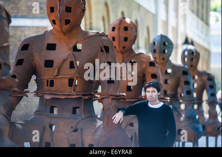 Londres, Royaume-Uni. 2e Septembre, 2014. Artiste Xavier Mascaró pose à côté de son installation 'gardiens'. Ces guerriers fer rouillé, près de 10 pieds de haut, sont à la fois imposant et paisible, et sont inspirés par l'armure médiévale et l'art grec et l'égyptien ancien Xavier Mascaró UK la première exposition solo se déroule du 3 septembre au 5 octobre à Saatchi Gallery. Credit : Piero Cruciatti/Alamy Live News Banque D'Images