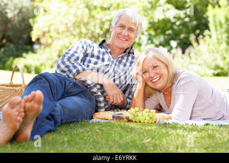 Couple avec pique-nique dans le parc Banque D'Images