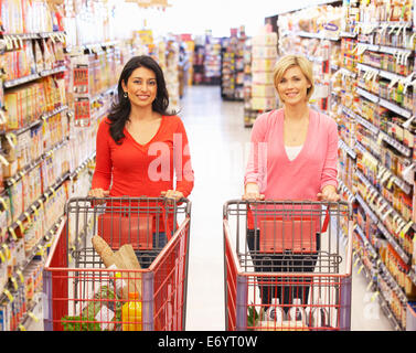 Women shopping in supermarket Banque D'Images