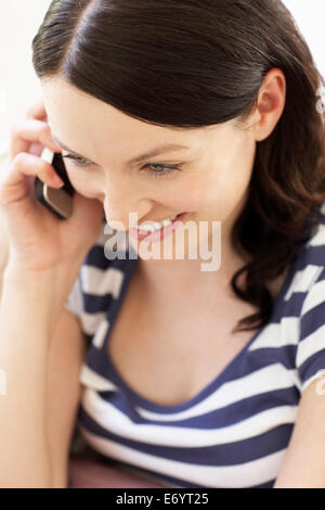 Femme parlant au téléphone Banque D'Images