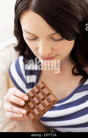 Femme mangeant du chocolat Banque D'Images