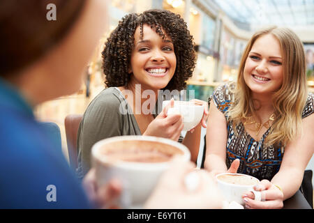 Groupe de jeunes amies au Café rencontre Banque D'Images