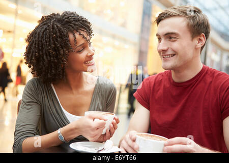 Jeune couple réunion le jour au Café Banque D'Images