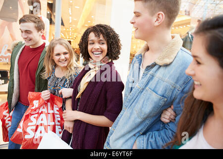 Groupe de jeunes amis Shopping Mall en concert Banque D'Images