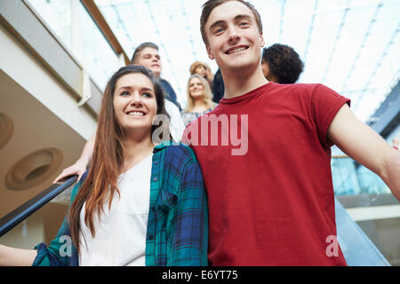 Couple On Escalator dans Shopping Mall Ensemble Banque D'Images