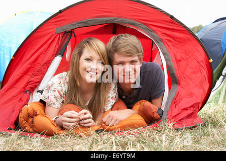 Jeune couple on camping trip Banque D'Images