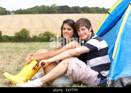 Jeune couple on camping trip Banque D'Images