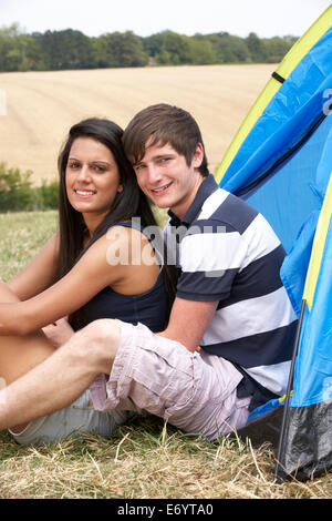 Jeune couple on camping trip Banque D'Images