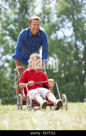 Père et fils jouant avec go-kart Banque D'Images