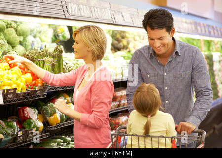 Family shopping in supermarket Banque D'Images