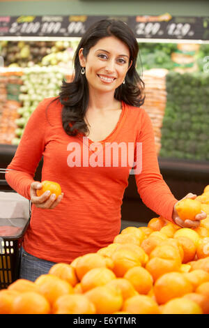 Woman shopping in supermarket Banque D'Images